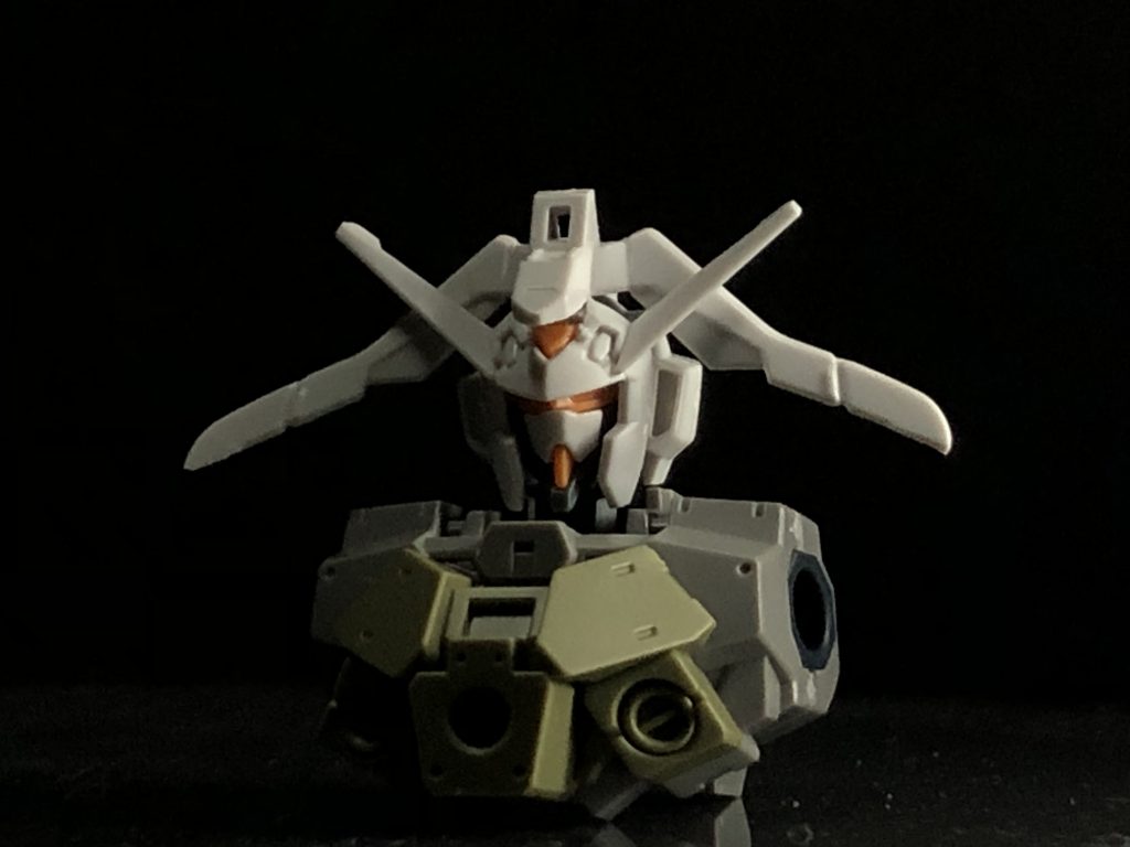 制作前からもずっと悩みに悩んでたのが頭部のシルエット、元のローズの旧プラを切り貼りすることも考えましたが、近いものでシルエットを近づけたいと思いジャンクを漁ってると…ありました、バエルです。バエルの角を逆につけて後はどうにかしました。どうでしょう?それっぽいですかね?それっぽかったら褒めてくださぃ(˘・з・˘)