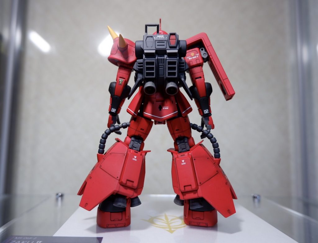 背面です。肘やバックパックのデカールが映えます。高機動型ということもあり一際スラスターが目を引きますね！