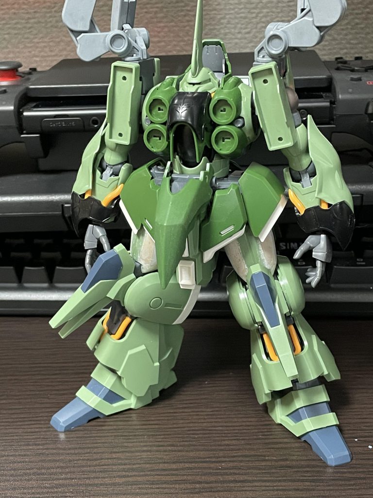 大腿部は内外に2mmずつ幅増し。膝から下もプラ板を挟んで1mmずつ幅増し。これだけでもだいぶどっしりした感じになりました。