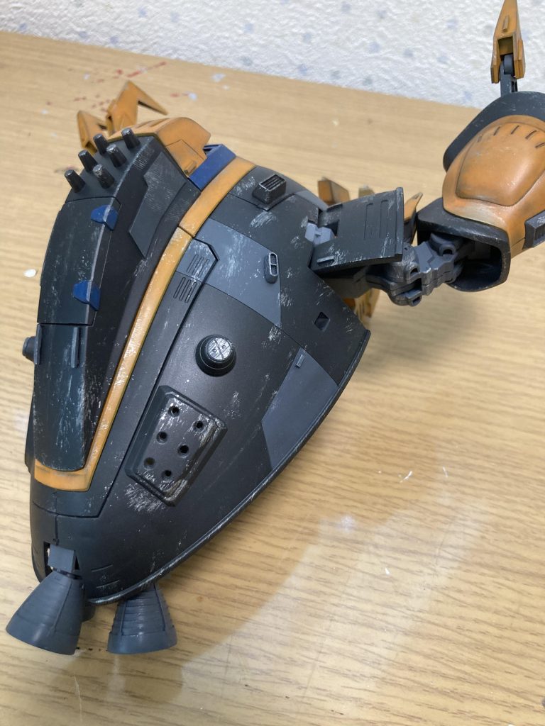 スカート部に多少筋彫りや追加パーツをつけました。