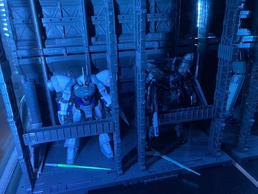 前回作成したバルギル・マルスと一緒にガンプラバトル出る想定なので同じ格納庫に飾りました。