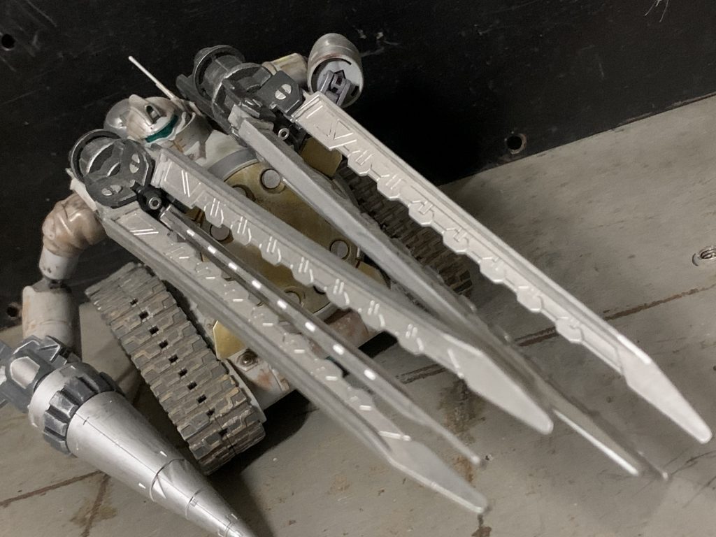 粒子砲発射体制。巨大なクローパーツは粒子砲の収束機能も担っており、その大きさはメガ粒子砲開発の試行錯誤を感じさせるものである。…お察しの方もいらっしゃるかと思いますが、この粒子砲()は遥か昔、タカラじゃなかったトミーさんから発売されたバーサークなフューラーが押し入れから出てきたので、これ幸いとバスタークローをぶっこぬいてそのまま乗っけた代物です。実に発売から20年(!)の歳月が流れてもなお通用するディテールのかっこよさはさすがと言わざるを得ません。閑話休題。