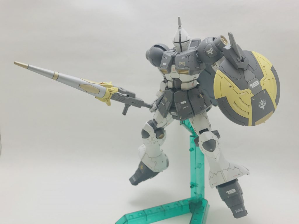 今回唯一形を変えたのが肩です。何故あそこに蓋が付いているのか分からなすぎて怖かった笑 ので、無かったことにして使わないバックパックのノズルを貼り付けました。肩が斜め上を向いているのがわかりやすくなりました。