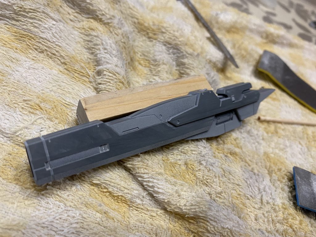 シグマシスライフルは合わせ目を消し、既存のモールドを彫り直してスミ入れした時に流れやすくしました