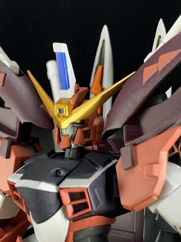 頭部が面長でかっこよくなかったのでトサカとV字アンテナを全体的にさげて目元を鋭く作り直しました。