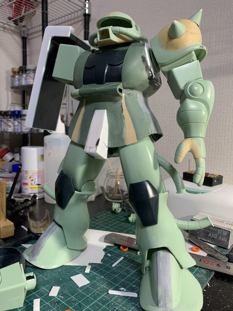 大改造するつもりはなかったんです。とりあえず足をかっこよくハのじに開かせたくて。そのためには腰まわりのスカートを広げて、足首の関節を作り直して・・・と意外とやること多くて。パテを使うなら好みの形にいろいろ変えちゃえ！と頭部や肩のスパイクアーマー等いじって、シールドもプラ板で二倍くらい大きくして、とやってたら上半身ばかり重くなって、さらに胴体には電池も入ってるので、下半身の強度がすっごく心許ないんです・・・大型キットって重量バランスも考えなきゃいけないですね。