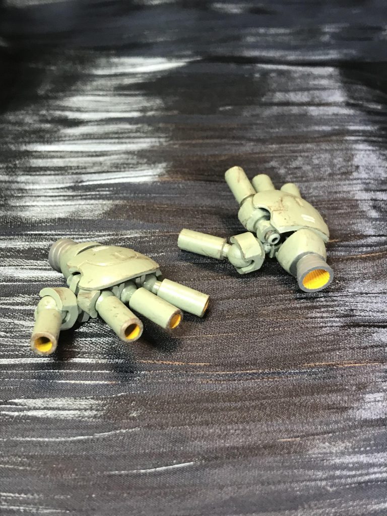 クルーの手は浮いてるのでビット兵器という扱いにしました。ボールデンのジョイントを使ったので根本のみ指可動します。