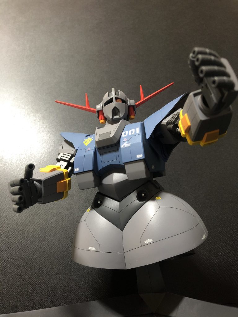 可動域はRGにはとてもかないませんが、ファースト世代のわたしにはHGの雰囲気がイイ感じです。