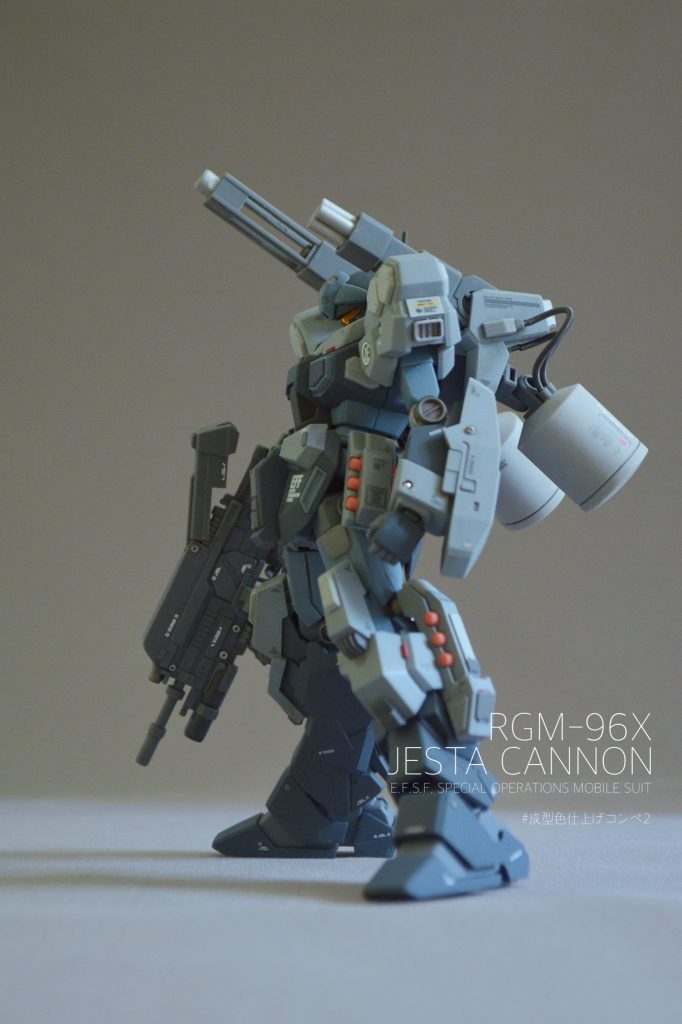 バックパックには、プロペラントタンクを増設してスプリングでパイプっぽく加工しています。