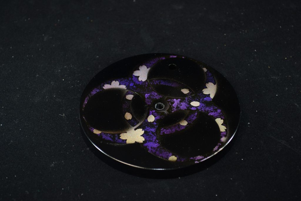 台座。桜を散らして、やや和風の仕上げ。