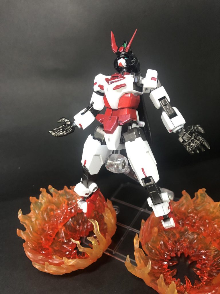 オーガモード本機に搭載されたオーガシステムによって、機体性能が大幅に強化された状態。こちらもノーベルガンダムのバーサーカーモードを参考にしつつ、鬼の意匠を取り入れたものである。アカネが激怒する、またはテンションが最高潮になることで発動する。その際頭についていたリボンは、跡形もなく燃えて無くなる。前髪部分を180度回転させると鬼の角が生えたような見た目になり、普段は重くて扱えない金棒を軽々と振り回せるようになる。また、発動時は手指が流体金属を纏った「鬼の手」となり、鋭い爪によって切り裂くような戦法が可能となる。怒りがおさまったりテンションが下がると解除される。何気にハヤテの額当てのギミックとお揃いである。(厳密には接続方法が違いますが…)