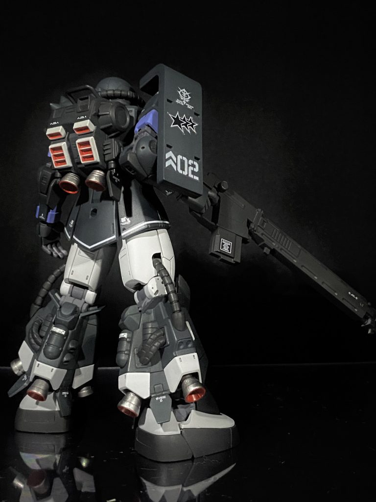 バックショット。このキットの弱点はバックパックが単色でスラスターがシールで色分けされてるところ。シールは嫌なのでバックパックやバーニア、スラスター系はマスキング地獄でしたが、どうにか塗り分けしました。