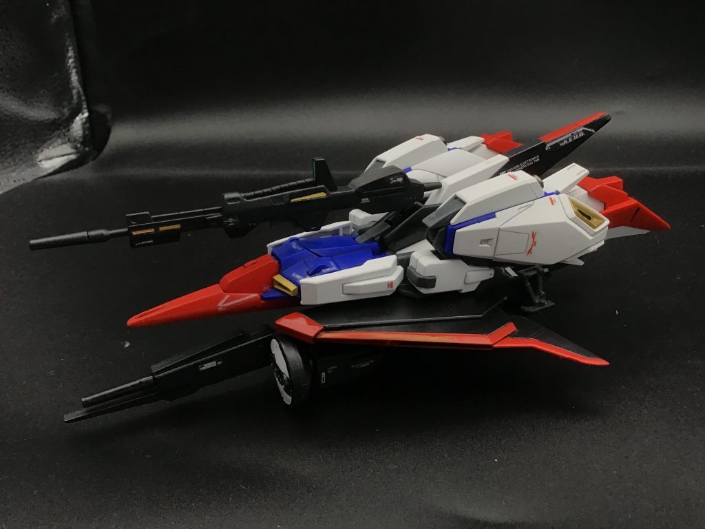 ウェイブライダー形態で。差し替え変形なお陰で、薄くカッコよく仕上がります。