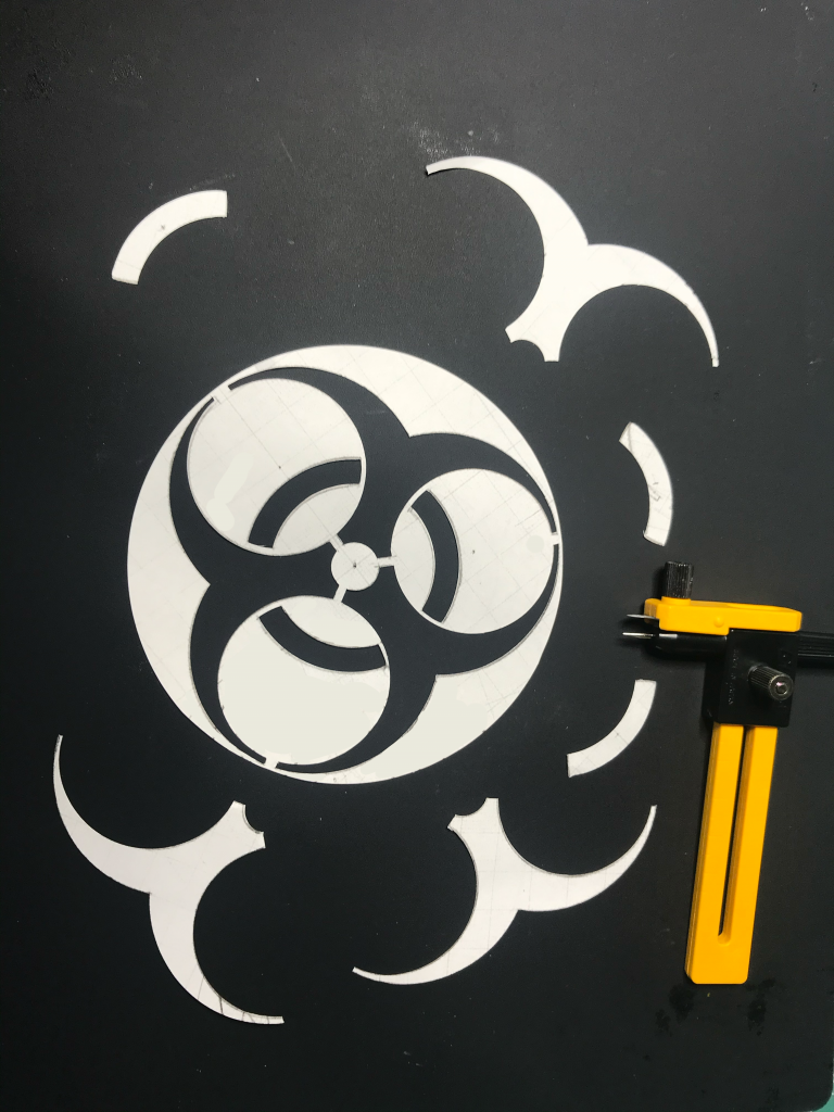 ☣マークは、コピー用紙をサークルカッターで切り出してマスキングテープ代わりにしています。