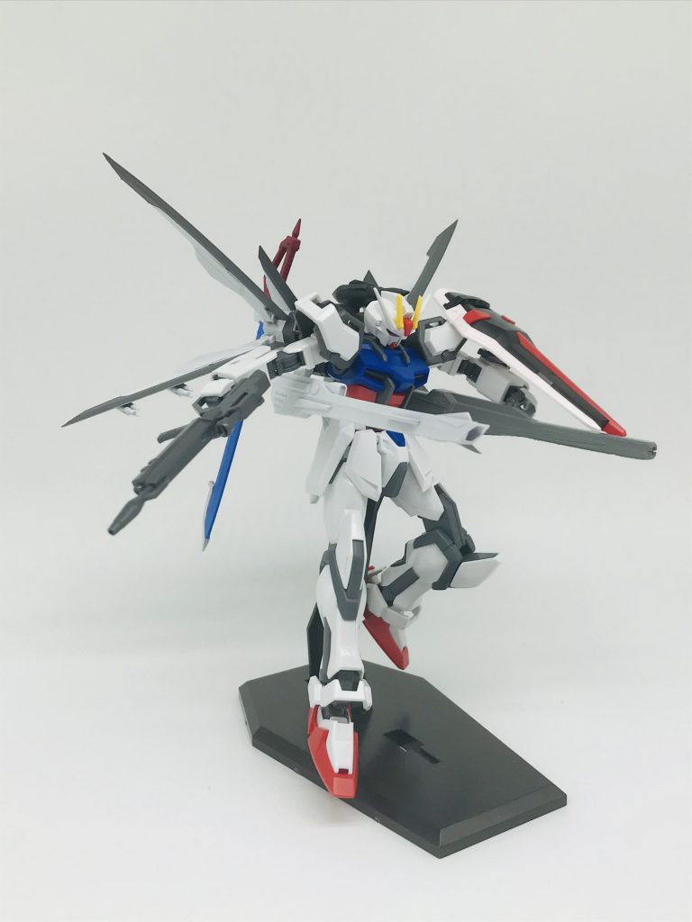 レールガンとビームランチャーは前に展開することができます。まんまビルドブースターの機構ですね。