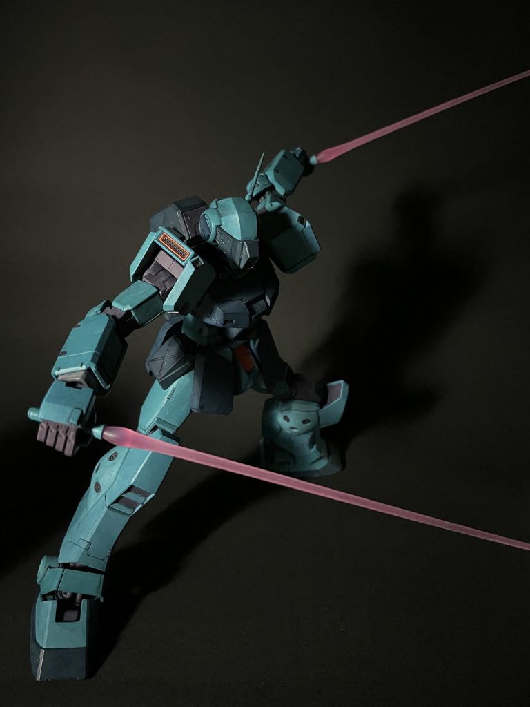 クリアパーツは、ビームサーベルは紙やすりの400、600、800でつやがなるべくない状態にしていますセンサー部分は内部が透ける仕様だったのでノータッチです