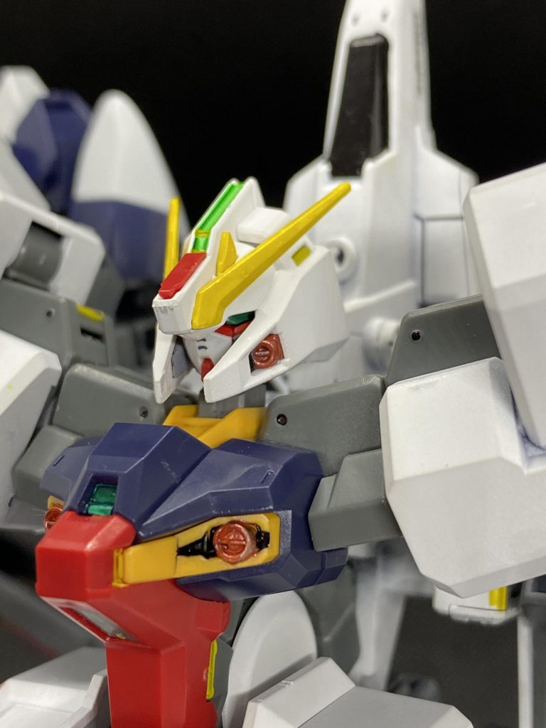 頭部は兜の両端とアンテナを少しを削った以外にはイジっていません。カラーリングは隈取りを赤く、頬をストフリよろしくグレーに塗装してあります。兜が大きいせいで殆ど目立ちませんが……。