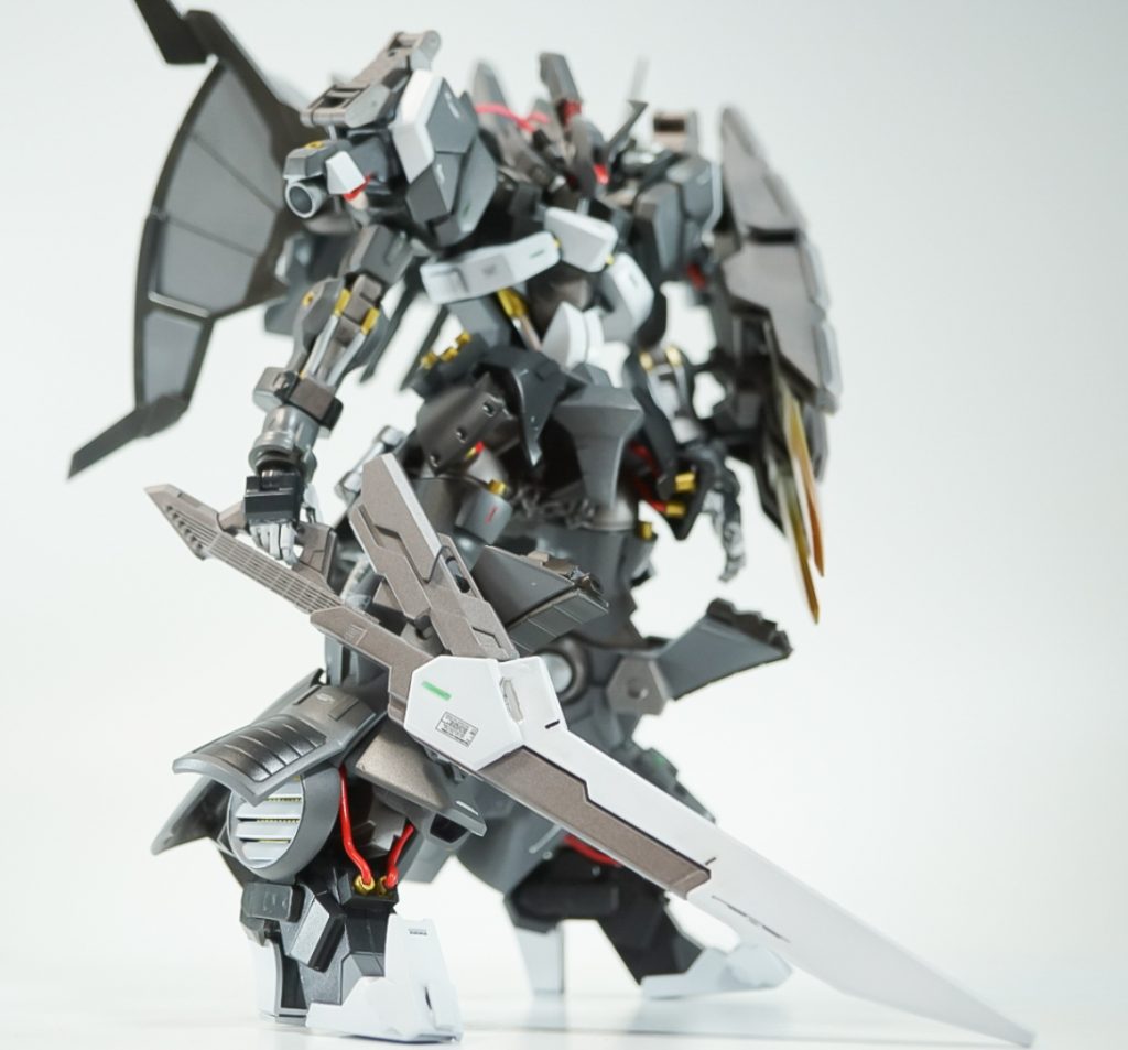 武装 ビームバスターソード鉄血みのある大きめ実態剣からビーム刃を形成ビーム刃は後ほど