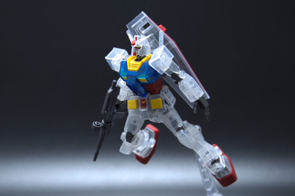 シールドの赤パーツ内側もガンメタル塗装。地味、かな？