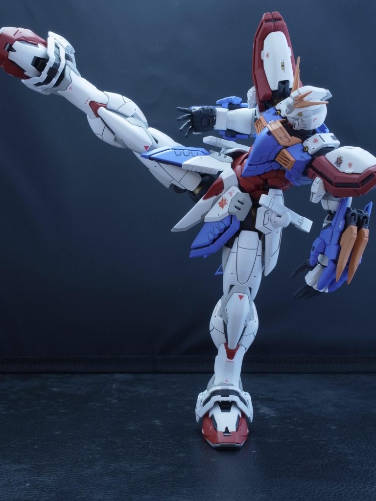 支えなしでハイキックもできる。可動部分が多くて滑らかなポージングができるキットですが、塗装剥げが怖くて、動かしたくないです。