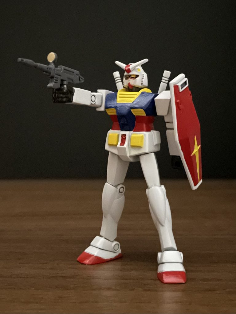 肘は曲がらないけど、脚の付け根や足首の稼働は元キットより優秀。