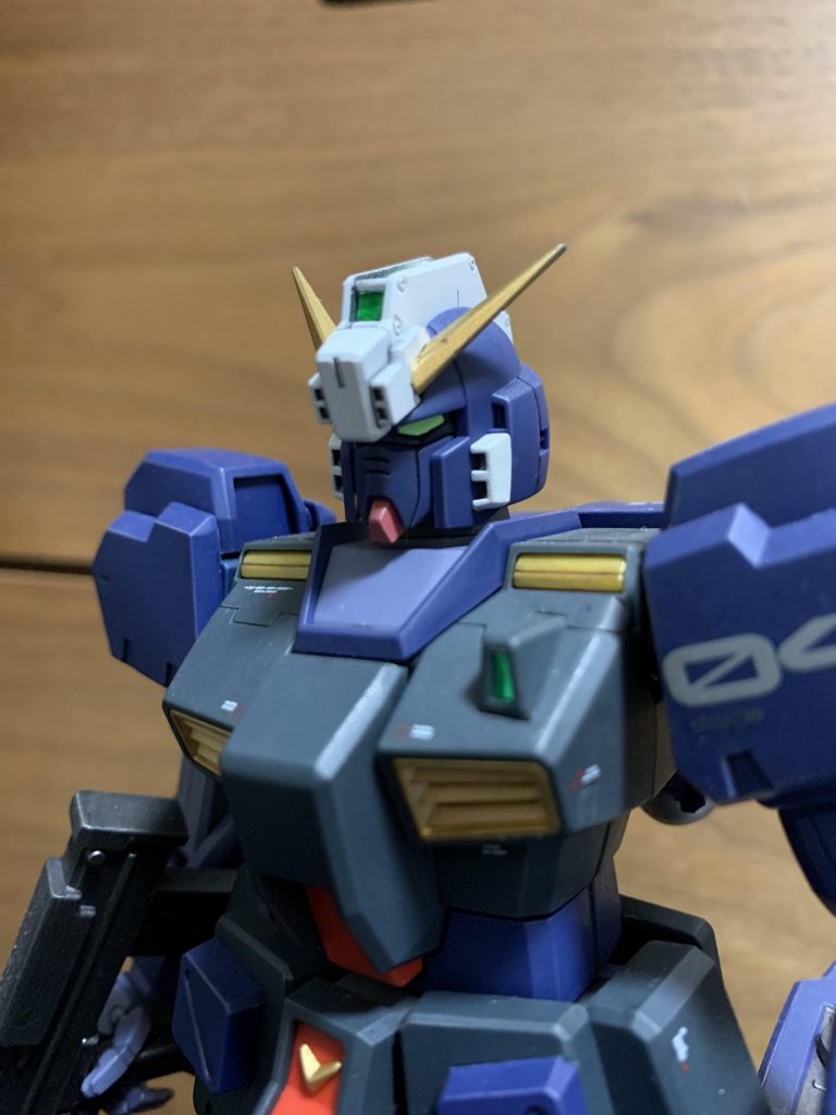 付録のガンダムヘッドは単色なのでティターンズブルー生かしで部分塗装。