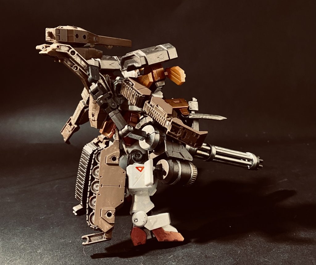 ジャイアントガトリングはかなり無茶につけてます。変でも付きゃあ良いんですよ😆