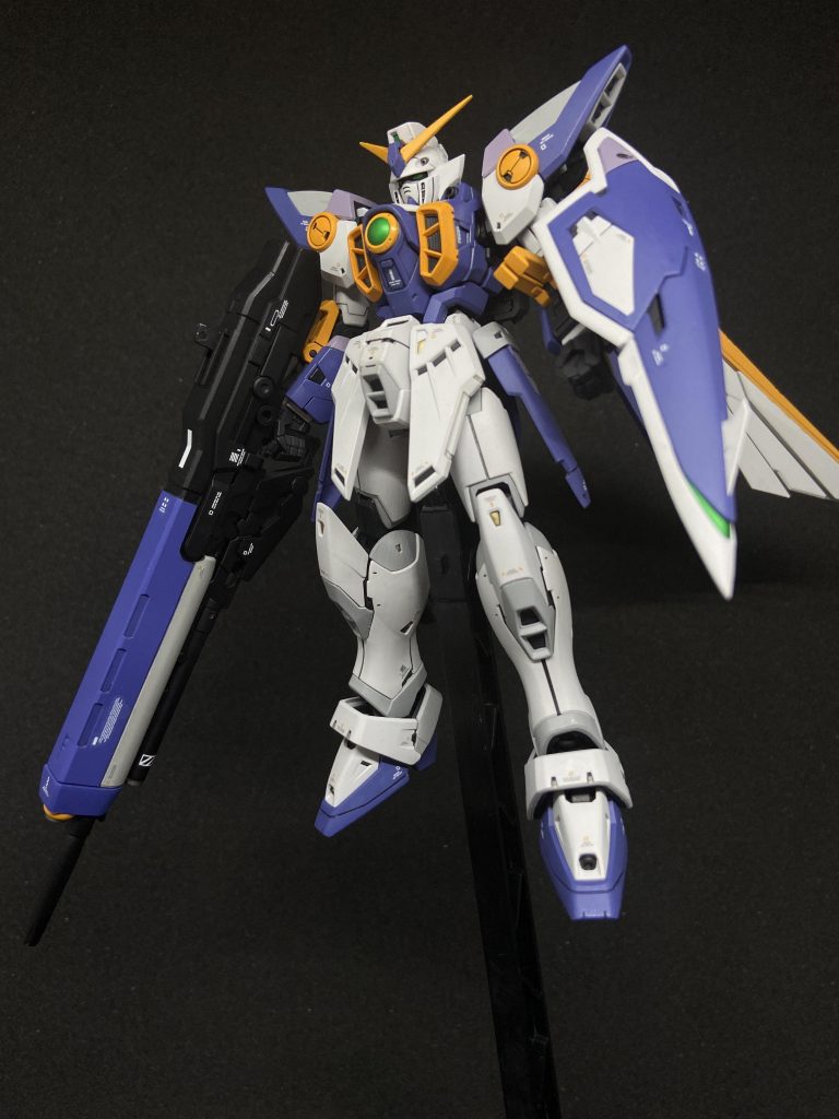 シナンジュスタインのビームライフルに手を加え試作バスターライフルを作成。試作バスターライフルは1発しか撃てない仕様としました。その代わりにバスターライフル砲身の上にはマシンガン、下にはグレネードといった3段に砲門並ぶ造りにしました。ピーキーってロマンですよね。