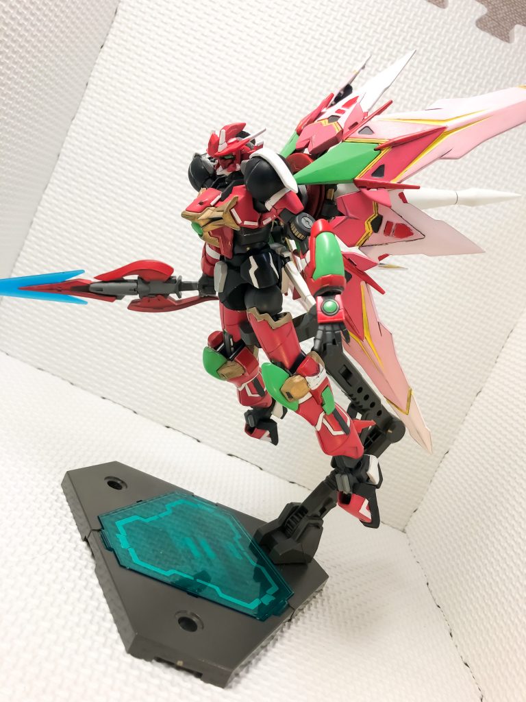 バックパックは、名前のblossomのように花を意識して、作りました。戦闘用ではなく大型の推進ユニットとしています。