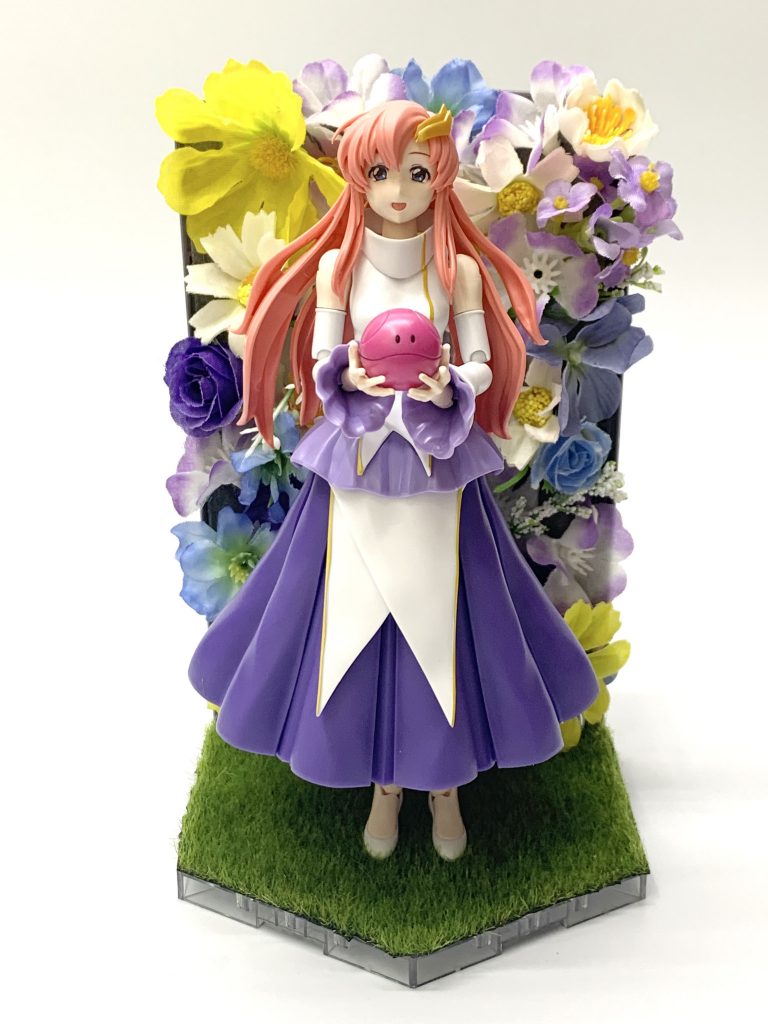 百均の造花と芝を両目テープで貼りました