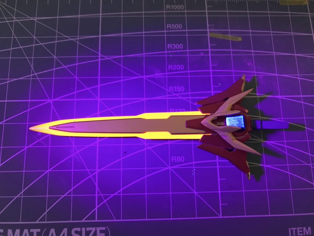 聖剣フラガラッハです。こちらは、HG エクシアダークマターの剣を使用しました。こちらも蛍光塗装で光るようにしています。色はスプリュウムガンダム に合うように赤をメインに使っています。