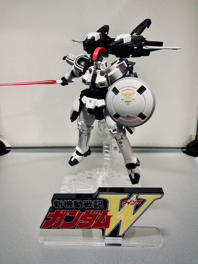 ビームサーベルを曲げて抜刀シーンらしくしたけど写真では意味なかったw