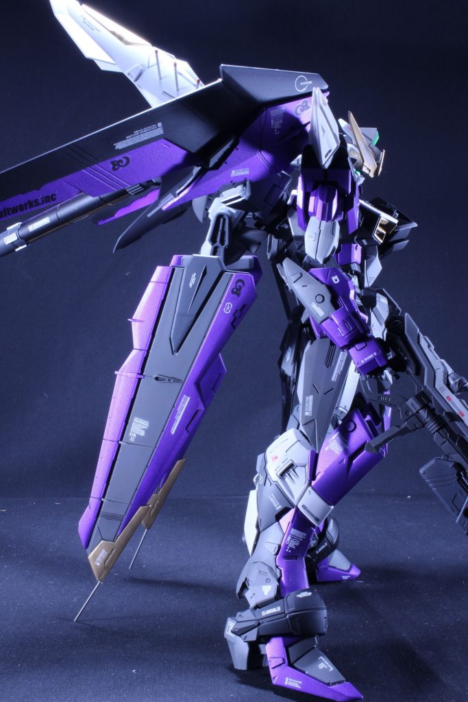 今回どーしてもスタンドなしで自立させたく、長くて重いウィングを支えるためジャスティスの主翼に1mmステンレス棒を差し込み。効果は絶大で、完全展開してもビクともしません。