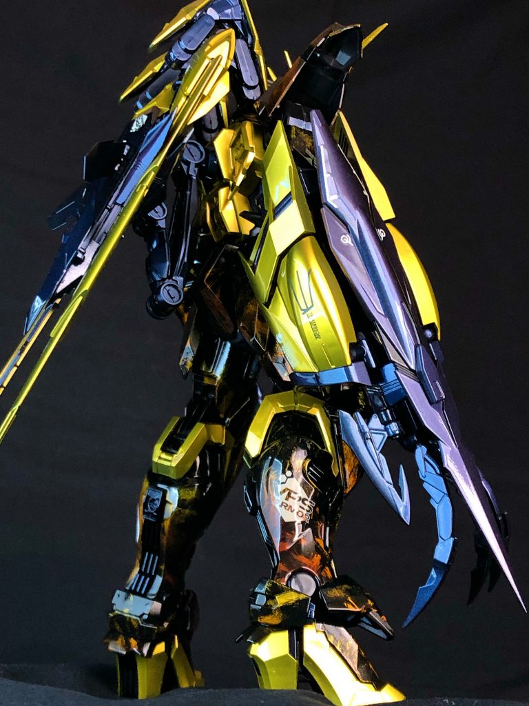 ゴールドはガイアノーツさんからいただいた部長ゴールドを使用。フレームはプリズムブルーブラックで塗装。これらはグラデ無しで塗って黒い装甲パーツとの差別化を図った。と言ったらそれらしく聞こえるかな???