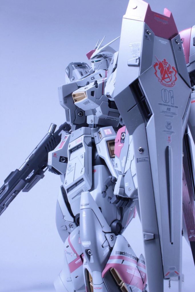 筋彫りが苦手なあたくし、できないことはやらない(๑ｰ̀ωｰ́)ｷﾘｯ という鉄の意志に従いプラ板貼ってモールドぽく見せるという身の丈に合わない方法を用い情報量を稼いでます。とはいえ、シールドはメタルモールドの恩恵かよくできたかなと自分をなでなで(´･ω･)ノ゛