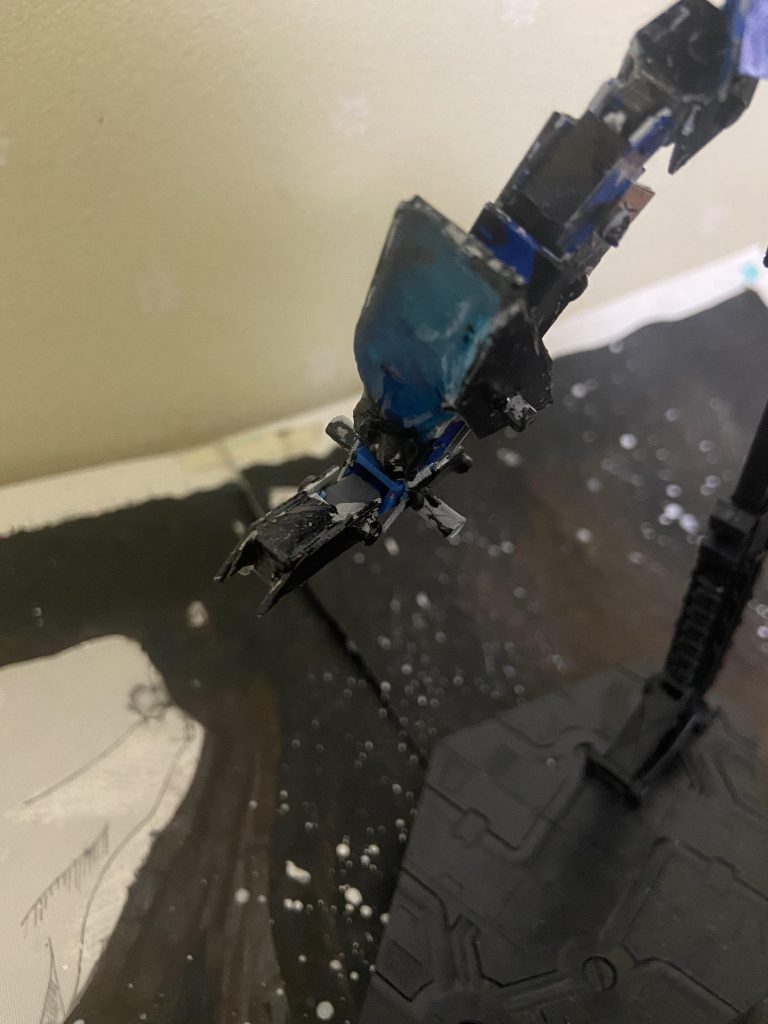 クリアブルーの特殊装甲ここにビーム攻撃を当てる事で、ビームを跳ね返せる(ヤタノカガミみたいなものです)ただし資材が足らず、脚部と機体背面にしか取り付けられなかった。