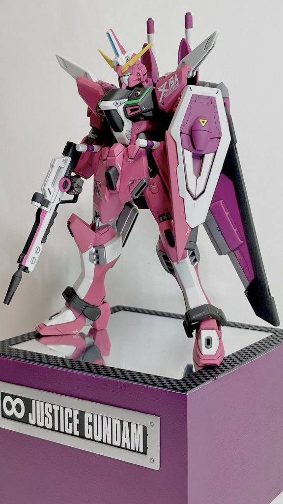 正面からのシルエットはシンプル、覗き込んだ時はゴチャッ!とした感じにしたくて製作しました。できる限り無塗装でいきたかったので所々のディティールをランナータグで作ってみました。襟のところの紺色のパーツは息抜きで作っていたRG エヴァMark.6のボディのランナー、頭と動体の白いパーツに貼り付けているのはWAVEのグレープラ板を無塗装ではっ付けています。