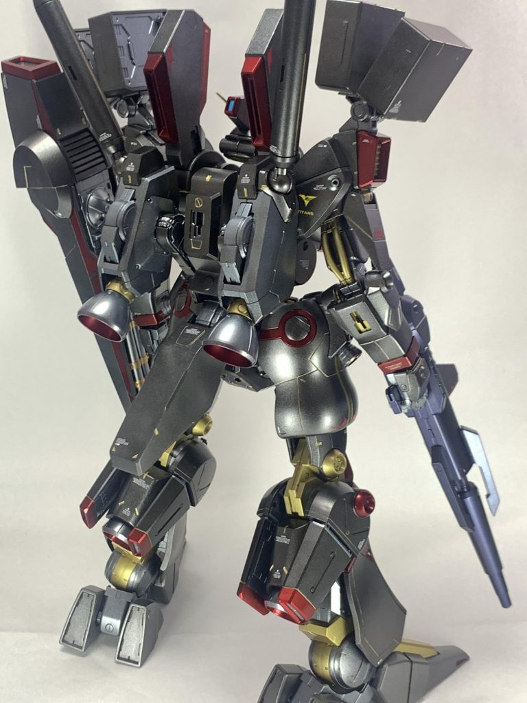 MGの全塗装は2体目となります。クリアランス取らなかったせいでビームライフルのセンサー部の枠パーツが割れてしまいました。
