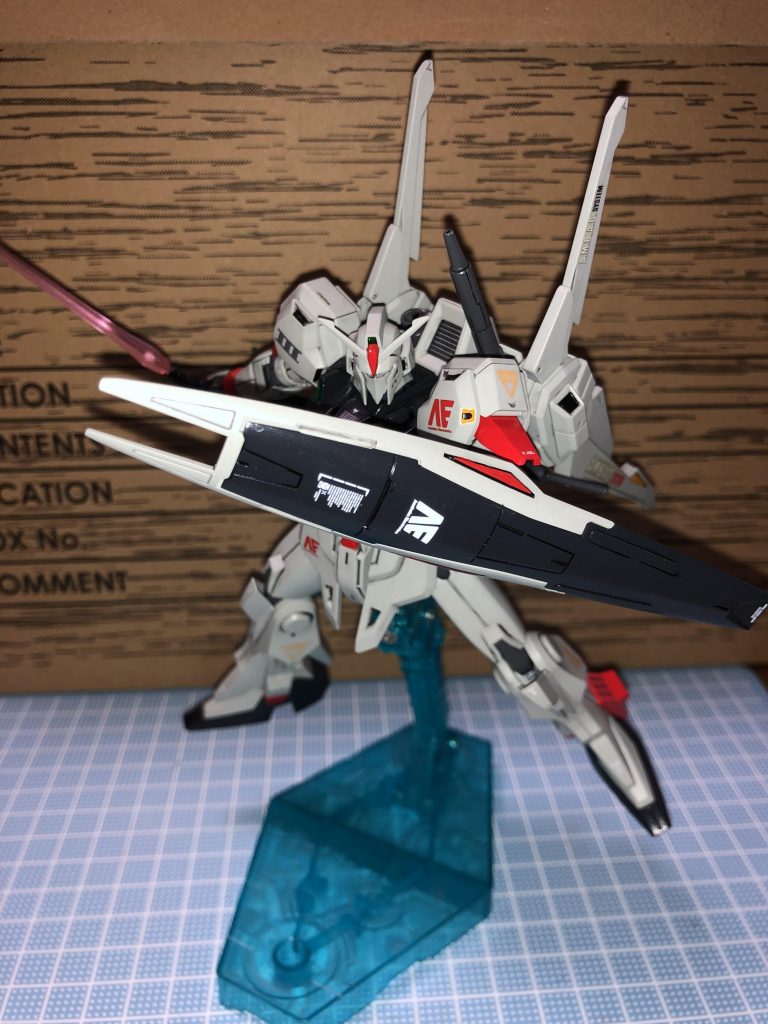 ハイパービームサーベルを構えて。このハイパービームサーベルは、ダブルゼータのハイパービームサーベルのプロトタイプという設定にしてます。