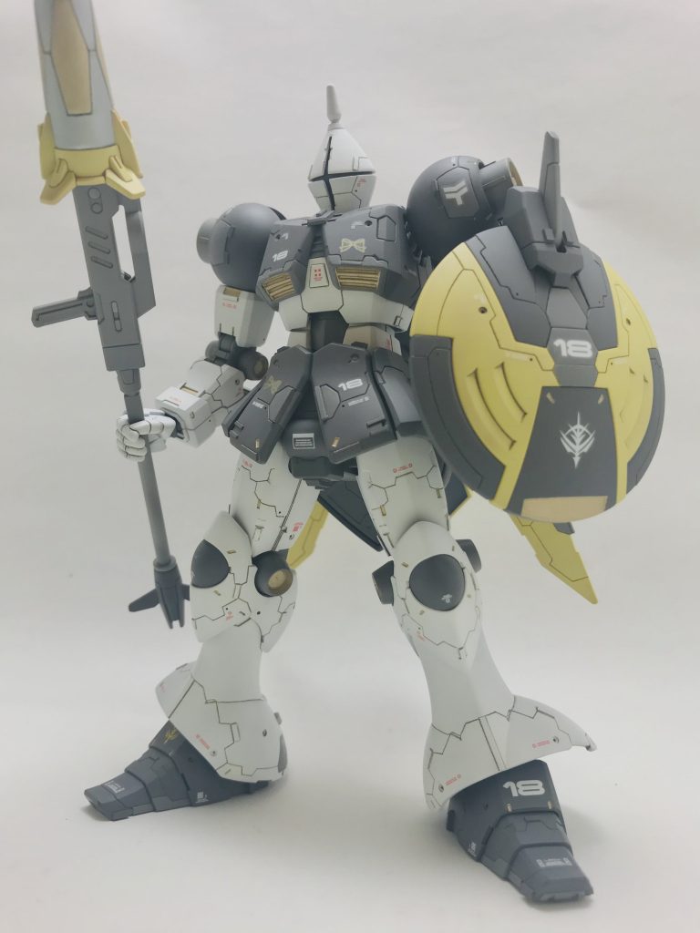 ギャン+インジャスティスウェポンズという前回バーザムでミスマッチ全開のミキシングをした反動のようなシンプルな組み合わせ。新しい方のギャンが異様に出来が良かったのでプロポーションすら弄ってません。