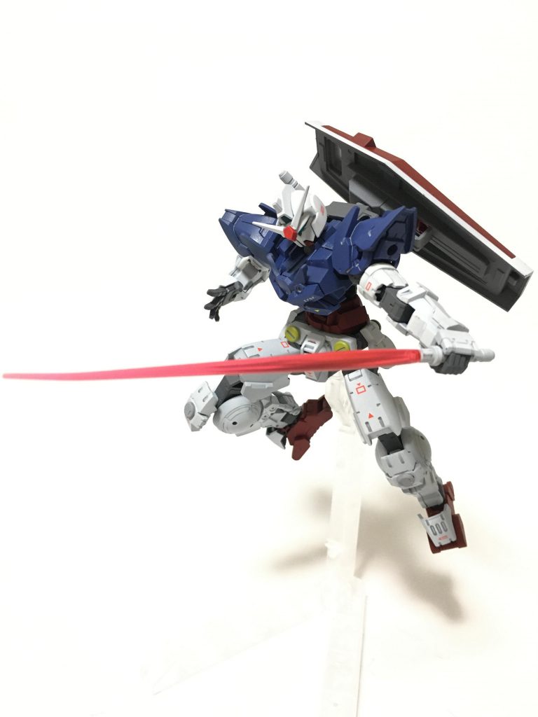 スタンドを使用してポーズ。サーベルの先っぽが曲がっちゃってますね…