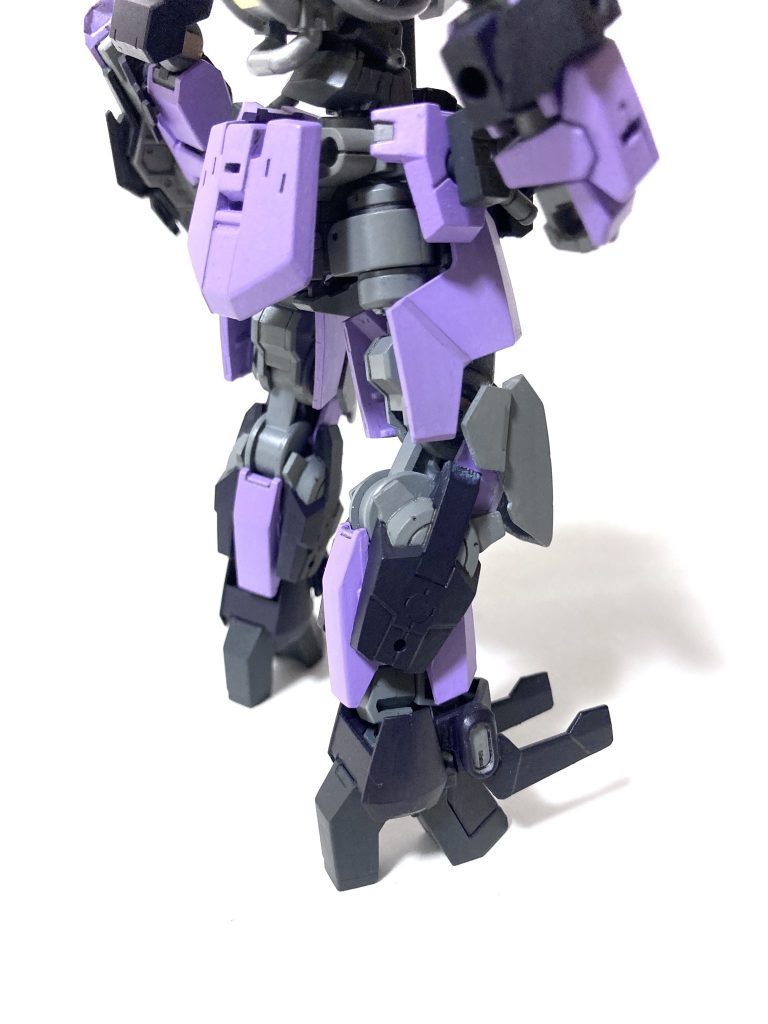 脚部はふくらはぎの左右を切り落として、30MMアルトの脚部パーツを付けました。もちろん着脱可能です!