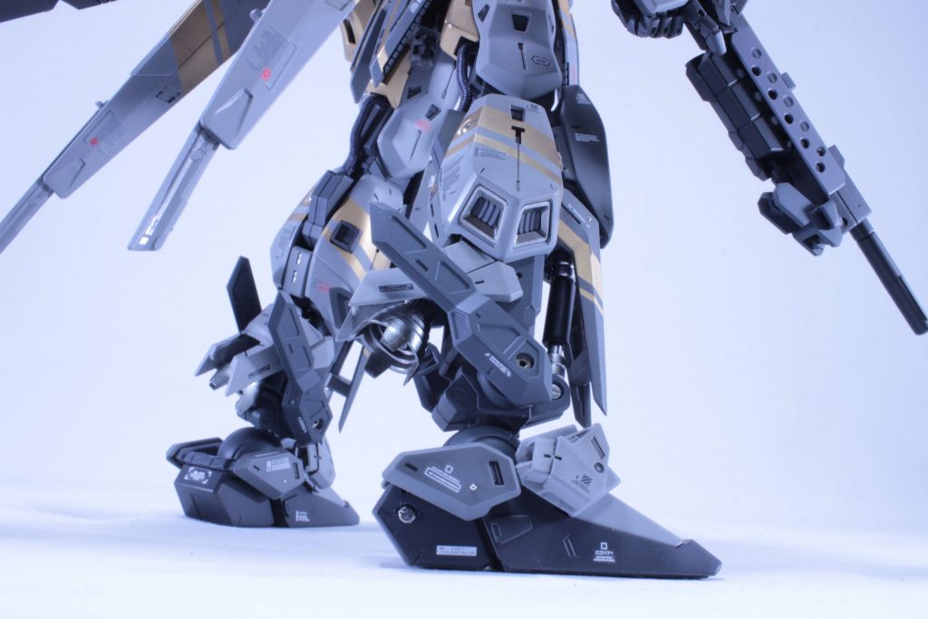 密度の薄いメカ感溢れる脚は、ゴチャゴチャさせてみました。コトブキヤのラジエターモールドのパーツは磁石を仕込んで可動できるように。ふくらはぎのスラスターカバーは完全に換装、バーニアを入れて情報量を稼いでます(๑ーㅅー๑)