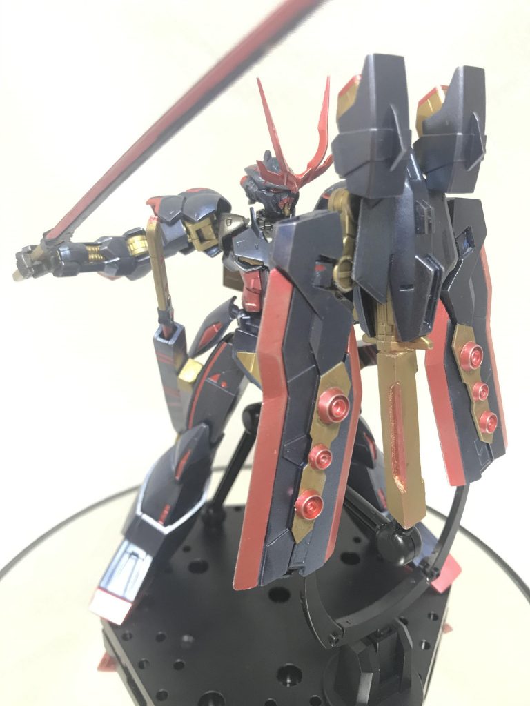 ⑨のシールドモードは前部に装備されているスラスター部からヴォワチュール・リュミエールを展開でき、それによりゲシュマイディッヒ・パンツァーのようにビームを屈折されるという設定です(やや無理矢理感がありますが笑)