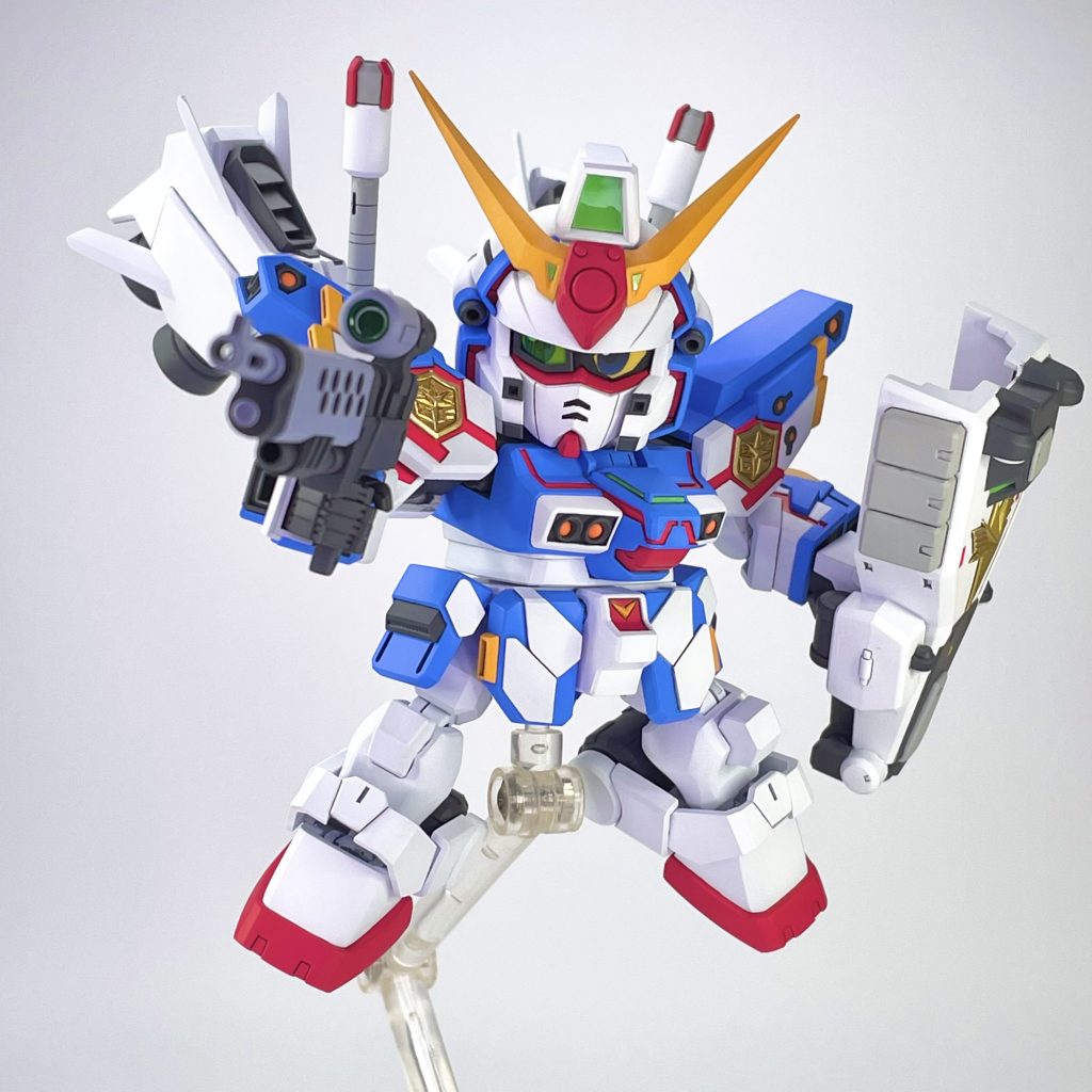 スカウターと左右目線パーツを用意したので、付け替えて遊ぶことができます。