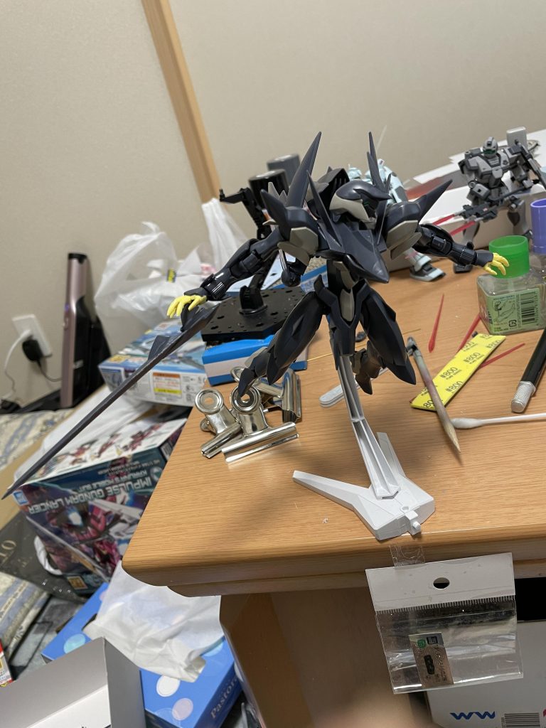 ゼダスといえばソードなんですが丸みのある模造刀のような殺意のかけらもない仕様でしたのでとがるようにエッジを出すよう研ぎ出しました!