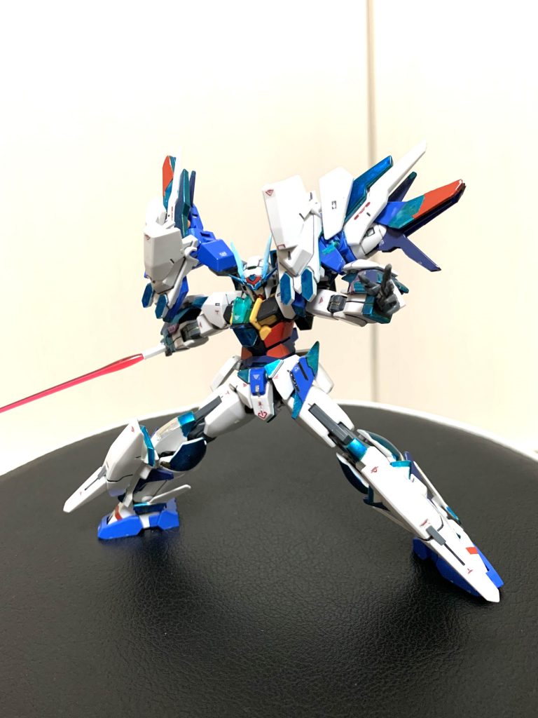 ビルドダイバーズ(無印)の最終決戦後、リクがダブルオースカイに強化外装パーツ「SARA」を装着した、ダブルオースカイの強化機で、ダブルオースカイメビウスは本機の発展機にあたるという設定で作りました!サラちゃんカラーを意識した形にしています!本機はパックを戦況に応じて装填し戦うという設定で上のやつは標準装備状態です。