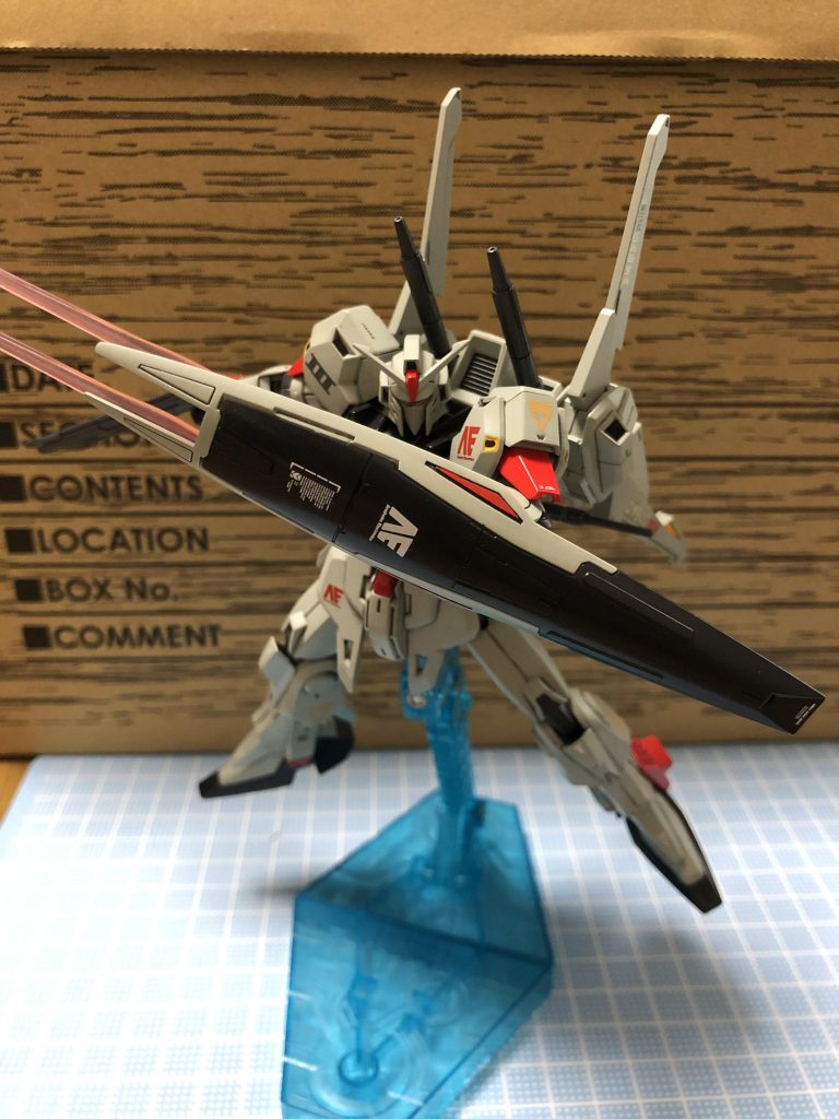 ビームサーベルをシールドに装備した状態で展開したポーズです。