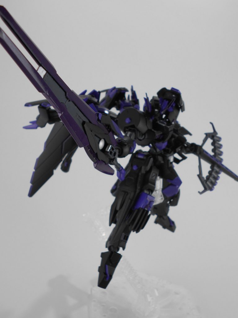 カレトヴルッフフェーダー改・「ディシャズ」。ライフルモードを無くしたカレトヴルッフフェーダーを片手用に柄を短くしています。エネルギーパックを追加しているため、本体からの供給無しでもビームライフルを撃つことも可能で、実体刃にビームを纏わせることも出来ます。「ディシャズ」はドイツ語で「劇毒」のアナグラムです。