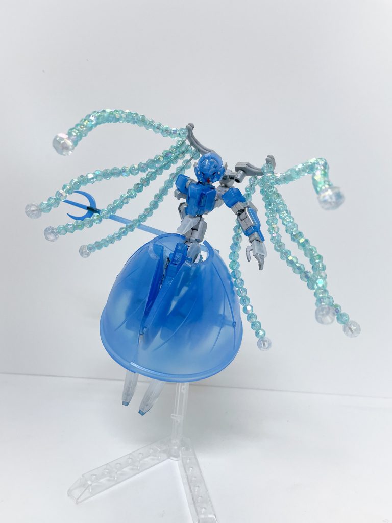 多関節アーム ショックウィップ鞭のように柔軟な可動域を持つアーム群。先端が超振動し水中で強力な衝撃波を発生させる。この衝撃波にはある程度の指向性を持たせる事が可能であり、敵機への攻撃は勿論推進力としての側面も存在する。この機能により水中で柔軟な機動力を獲得した。